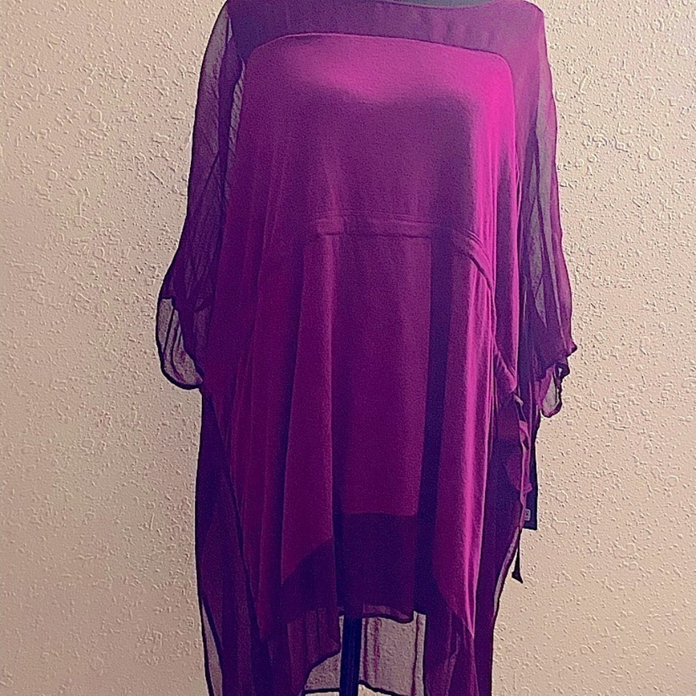 Nwt Green dragon beautiful sheer and T-shirt material top size medium new T28